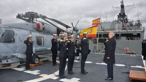 Morenés es recibido a bordo de la F-101