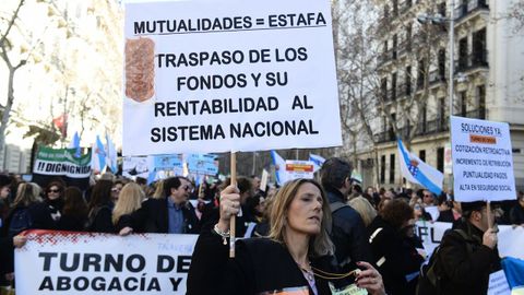 Los abogados se manifestaron en Madrid en febrero (en la foto) y este sábado volverán a hacerlo.