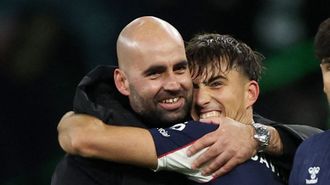 Claudio Gir�ldez celebra el triunfo ante el Celtic con Javi Rodr�guez, autor de los dos goles.