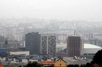 Las torres de la pol�mica urbanizaci�n de Someso, envueltas en la niebla.