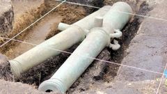 Las dos piezas de artiller�a encontradas en la ciudad Rey Don Felipe pesan unos cuatrocientos kilos y miden aproxidamente dos metros