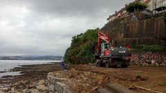 Sada inicia los trabajos de reparaci�n de la escollera y las escaleras de O Curruncho