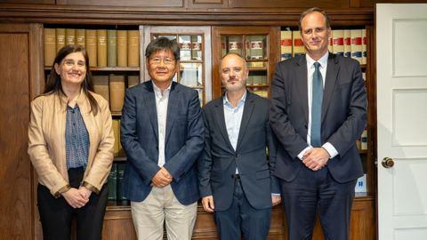 David Regades y Margarita Ardao, oficializaron la venta de la parcela a Don Yong Wang Tao, en representaci&oacute;n de Albo