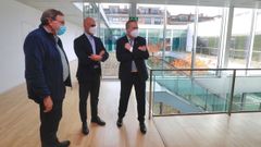 El jefe de servicio de A Parda, Manuel Prieto; el gerente del rea, Jos Flores; y el conselleiro de Sanidade, Antonio Gmez Caamao, este mircoles en el centro de salud