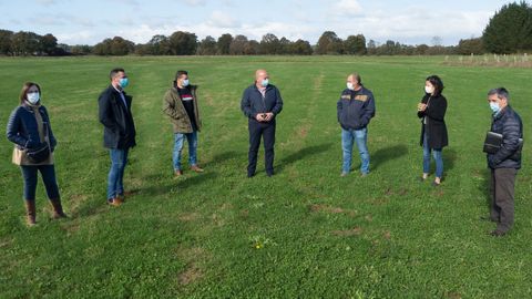 El alcalde y vecinos que participar�n en el proceso de permutas de fincas