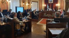 Democracia Ourensana y el PSOE, votando junto en el pleno de este viernes.