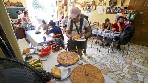Peregrinos haciendo el camino de Santiago recalan en el caf bar Oasis en Barosa, Barro