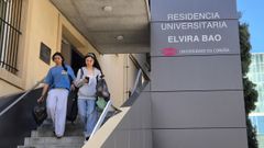 Dos j�venes saliendo de la residencia universitaria Elvira Bao, en A Coru�a.