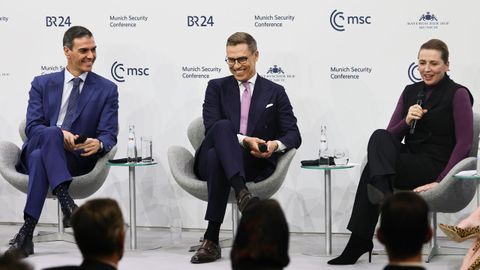 Pedro S�nchez, junto al presidente finland�s y la primera ministra danesa.