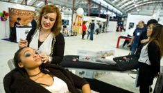 <span lang= es-es >Sal�n nupcial en FIMO</span>. El recinto ferial de Punta Arnela acoge desde ayer y hasta las ocho de esta tarde una nueva edici�n de una feria de las bodas, organizada por Paloma Eventos. 