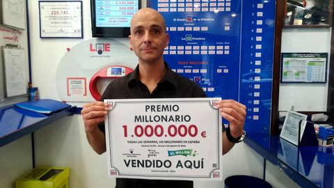 Miguel Gonz�lez Tuero, con el anuncio de 'El Mill�n' vendido en su despacho