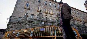 Unas vallas de obra alertan del peligro de que las barandillas del atrio del edificio de Hacienda puedan venirse abajo.