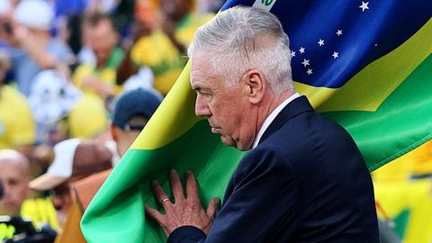Carlo Ancelotti, con la bandera brasile�a antes del partido contra Marruecos.