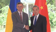 El ministro de Asuntos Exteriores ucraniano, Dmitro Kuleba, junto a su homlogo chino, Wang Yi.