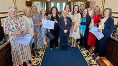 Foto de familia en el sal�n de plenos del Concello de Mar�n de los galardonados en �Facendo Historia� 2024