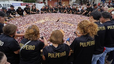 O Carballiño bate el récord de la tapa de pulpo más grande del mundo