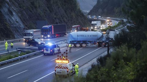 Abren la medianera de la A-6 para conseguir dar salida a los vehculos retenidos por la cada de un talud