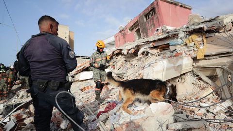 Los equipos de rescate colaboran en la b�squeda de desaparecidos.