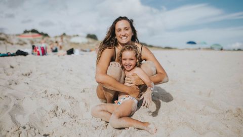 La escritora coru�esa �rica Esmor�s, este verano en Ancoradoiro junto a su hija.