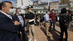 A la izquierda, el alcalde de Xove, con otros polticos, en la manifestacin de Foz