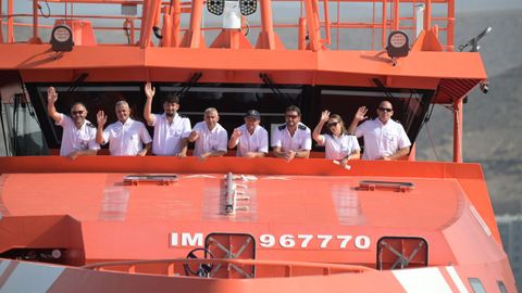 La tripulaci�n de uno de los barcos de Salvamento Mar�timo espera�al papa. Ellos son los encargados de rescatar a las personas que llegan al muelle a trav�s del oc�ano.