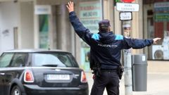 Un polica local dirigiendo el trfico en una calle de Vilagarca el pasado mircoles.