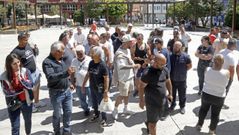 Feriantes que instalan sus puestos en Ribeira