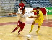 El burelista Iago M�guez, de amarillo, persigue en el duelo de ayer al manacor� Joselito.