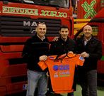 Isi, en el centro, fue presentado en las instalaciones de Pinturas Xurxo.