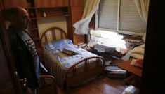 El veh�culo derrib� el muro de la vivienda, dejando cascotes del mismo sobre la cama. 