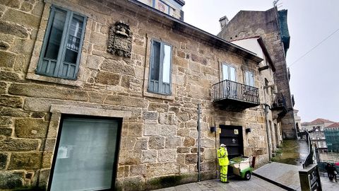 En la calle Abeleira Menndez estr la casa de Diego Arias Taboada. Es la actual Pinacoteca Fernndez del Riego
