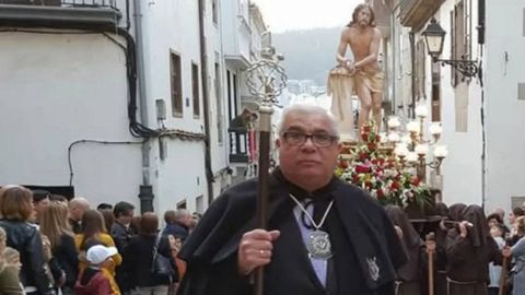 Manuel Lage, en imagen de archivo, presidiendo una procesin de la Semana Santa de Viveiro