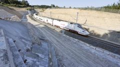 Tren Intercity que pasa junto a obras de desmonte de la lnea de Lugo a Monforte