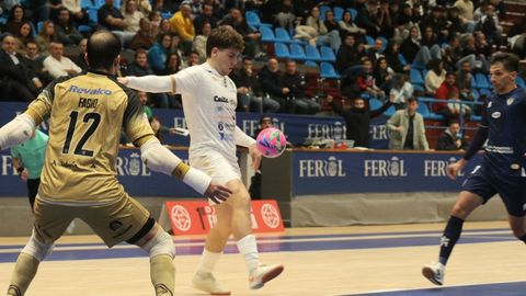 Jugada del enfrentamiento entre O Parrulo Ferrol y el Crdoba.