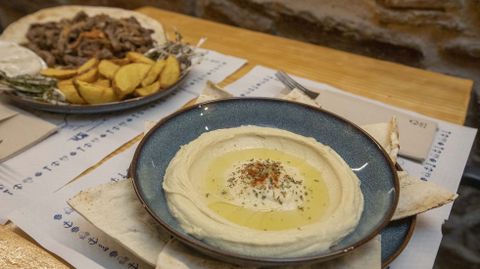 Este a�o�nuevos platos libaneses en la carta de Los Amigos, donde se pueden tomar tambi�n desde unas�croquetas vegetarianas hasta unos pimientos de Padr�n... incluso teque�os�y nachos.