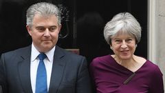 Theresa May, junto al recien elegido presidente del Partido Conservador, Brandon Lewis