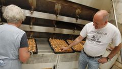 Elaboraci�n de mantecados en la panader�a Hermanos D�az. 