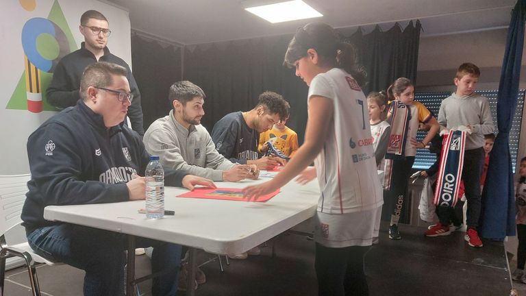 Epi, acompa�ado por Sergi Quintela y Felipe dos Anjos, con alumnos del colegio de Pontecarreira