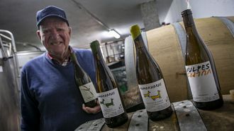El bodeguero Francisco Crusat, con los vinos reconocidos