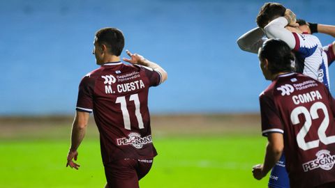 Miguel Cuesta celebrando el primer gol del partido de este s&aacute;bado en Avil&eacute;s