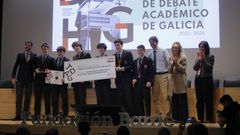 Los alumnos ganadores, del equipo de Pe�arredonda (A Coru�a) con la directora de la Fundaci�n Barri�, Carmen Arias (segunda por la derecha)
