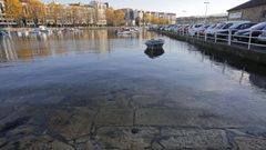 Muelle de As Corbaceiras, en el barrio pontevedr�s de San Roque, durante la pleamar