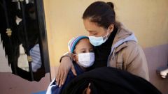 Un mujer y su hija, en el puente fronterizo con M�xico tras ser deportadas de  Estados Unidos