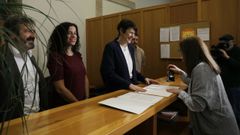 Ana Pont�n, junto a miembros de su grupo, registrando la proposici�n de ley.