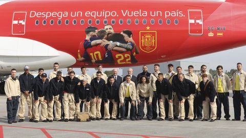 La selecci�n espa�ola antes de emprender su vuelo desde el Aeropuerto Rosal�a de Castro, en Santiago de Compostela.