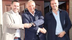Javier y Miguel Castro, junto al alcalde de Palas de Rei, Pablo Taboada