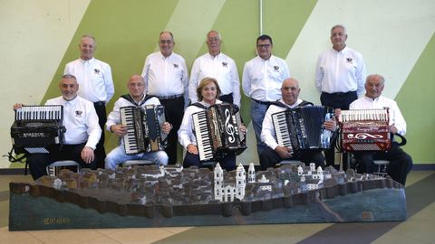 Los 10 integrantes de Terras do Miño: De izquierda a derecha y de arriba a abajo: José Luis, Chema Alonso, José, Jesús, Antonio García, Antonio, Isidro, Begoña, Manolo Cumbraos y Pepe Pelarigo