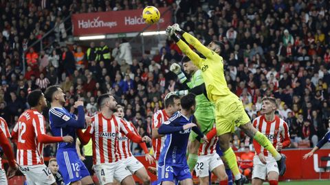Derbi asturiano entre el Real Sporting de Gijon y el Real Oviedo en El Molin�n