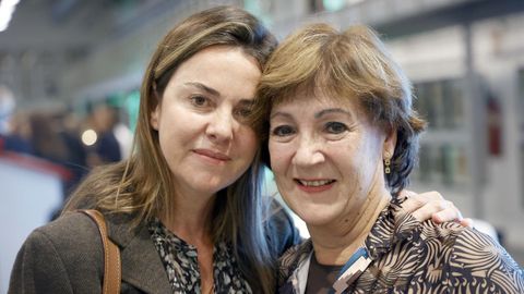 Julia Rodrguez, cirujana de mama y coordinadora de la Unidad de Mama del Hospital HM Modelo (izquierda) junto a la que fue su paciente Carmen Vilario. 