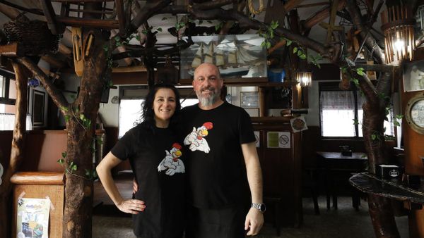 Gema Molinero y scar Rico, que regentan el asador de pollos y bar en San Cibrao, luciendo las camisetas que identifican su local